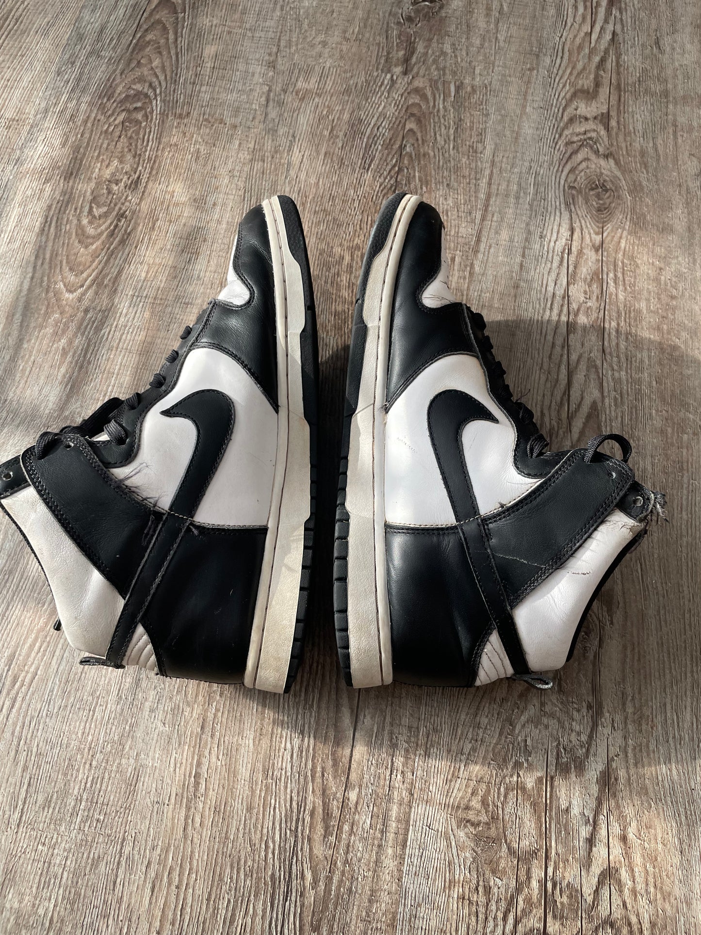 (10) NIKE Dunk High “Black/White”