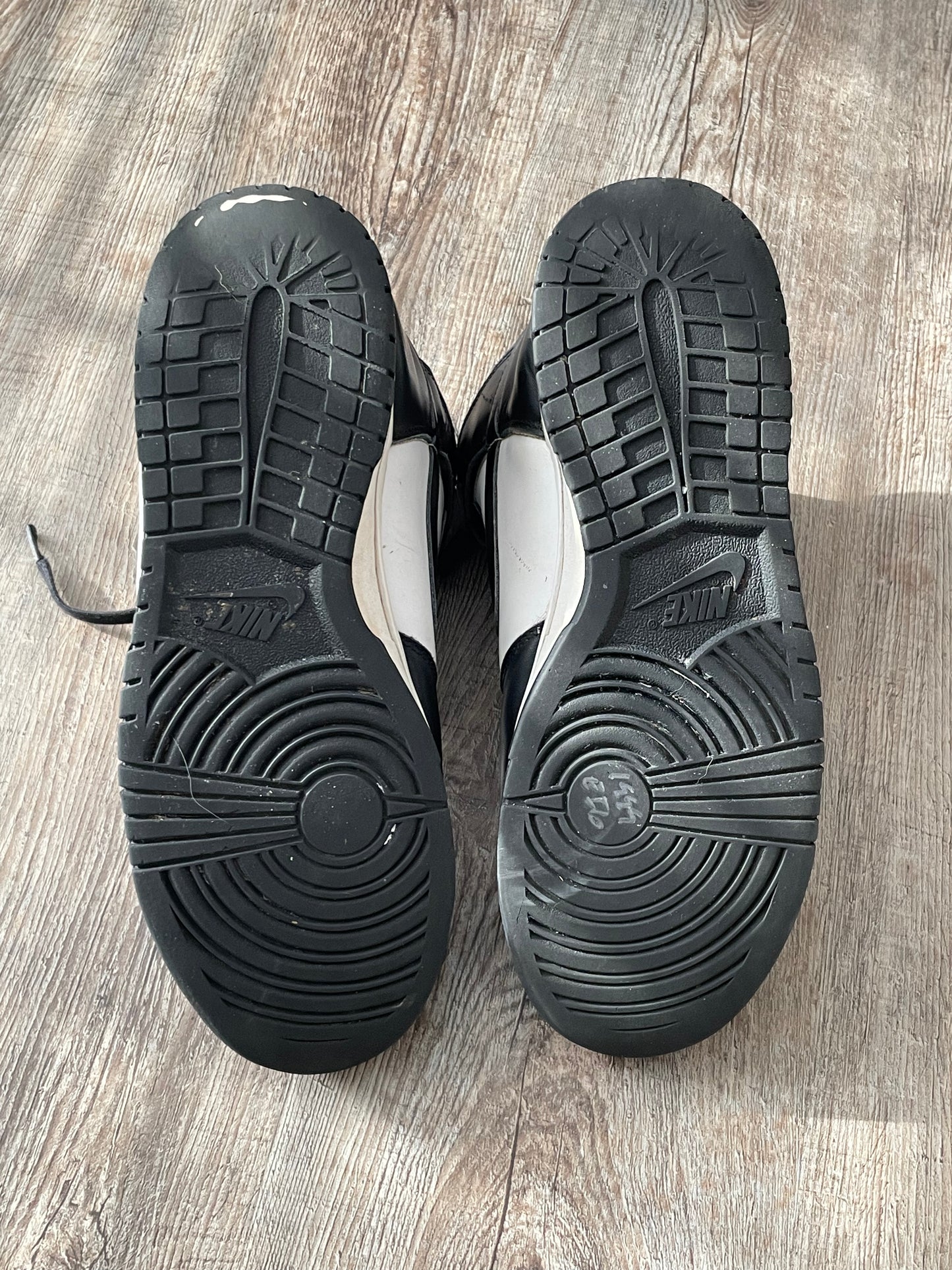 (10) NIKE Dunk High “Black/White”